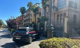 Armato di coltello semina il panico in banca: &egrave; caccia all'uomo