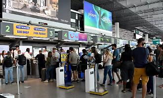 Aeroporto, l''Etna si "tranquillizza" ma ora incombe lo sciopero dei controllori: nelle partenze qualche volo cancellato o in ritardo
