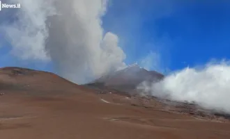 Etna, il terreno rosso a Piano del Lago dopo la caduta di cenere