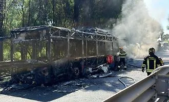 Prende fuoco un autobus dell'Amts sull'Asse dei servizi: passeggeri salvi, ma una mattinata di traffico in tilt