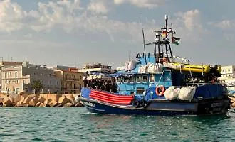 Migranti, rotta su Catania dopo 20 ore in mare: la nave Aurora della Ong Sea Watch e la polemica &laquo;sulla troppa distanza&raquo; dal porto sicuro