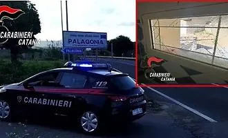 Terrorizzava i genitori, arrestato un 47enne a Palagonia: porte e finestre spaccate, danni anche alle auto in strada