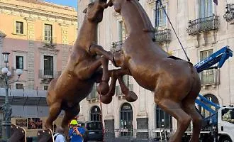 Cavalli bronzei, polemica social per i costi di installazione