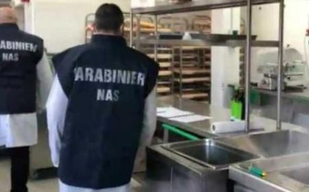 Catania, oltre 600 chili di alimenti sequestrati in un ristorante: sospeso il laboratorio di pasticceria pieno di blatte, ragni e muffe