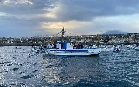 Il mare di Catania abbraccia la Madonna "bambina": la immagini della suggestiva processione delle barche