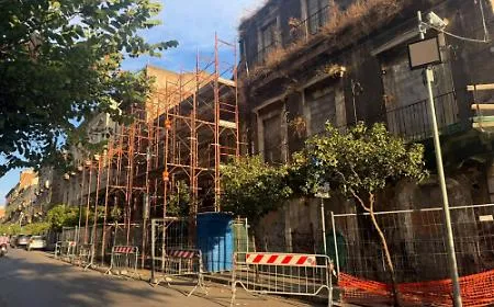 Catania: nel cuore di San Berillo cantieri mai finiti e rischi per i pedoni