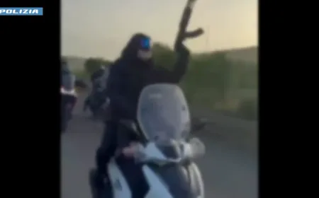 La corsa di cavalli "sponsorizzata" dal clan: il motociclista armato fa scena muta davanti al gip
