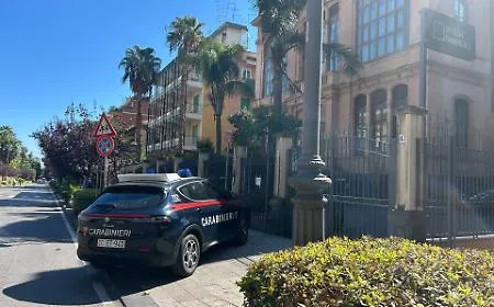 Armato di coltello semina il panico in banca: &egrave; caccia all'uomo