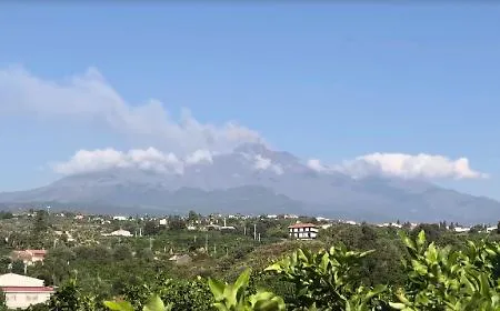 Cenere dall'Etna, l'avviso per l'aviazione scende ad arancione: aeroporto di Catania chiuso e riaperto in meno di un'ora