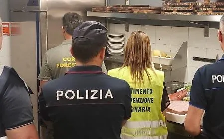 Cibo non tracciato, lavoratori irregolari e allaccio elettrico: la Polizia irrompe in ristorante e sala eventi alla Zona Industriale