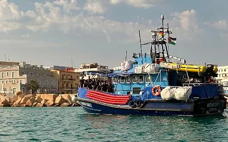 Migranti, rotta su Catania dopo 20 ore in mare: la nave Aurora della Ong Sea Watch e la polemica &laquo;sulla troppa distanza&raquo; dal porto sicuro