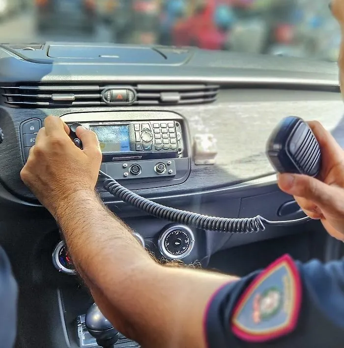 Travestito da netturbino stava smontando per rubarli gli sportelli di un'auto in sosta, ma un poliziotto fuori servizio lo vede e lo fa arrestare