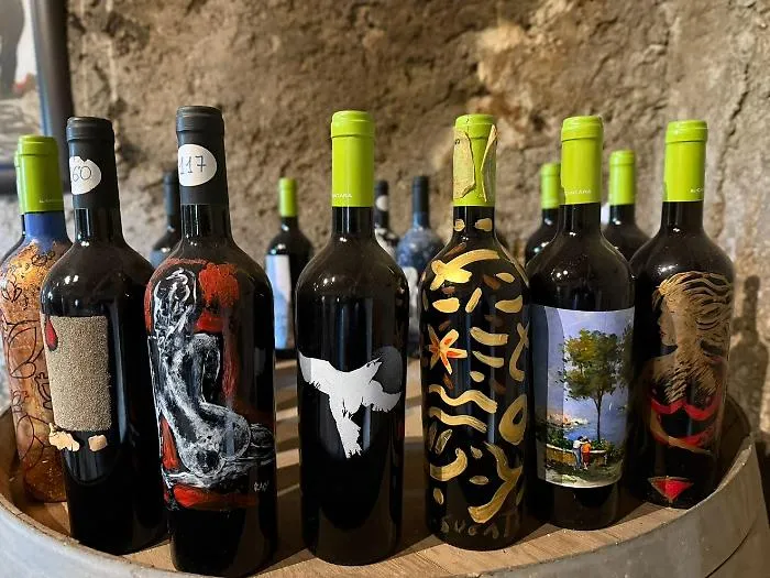 Tele d'autore dai filtri del vino nell'asta solidale &ldquo;Poesie da Bere&rdquo;