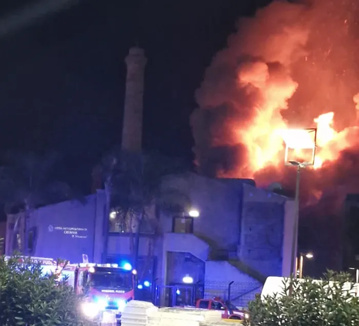 Bruciano le Ciminiere di Catania, incendio nell'auditorium del centro fieristico: vigili del fuoco sul posto per domare le fiamme