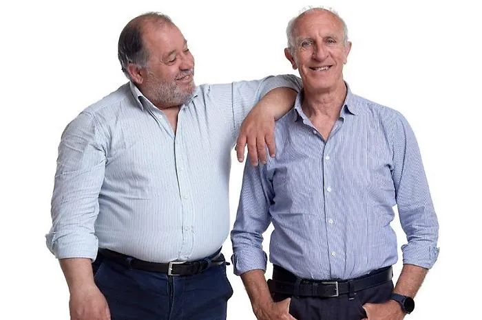 "Due dozzine di rose scarlatte": risate, equivoci e un pizzico di seduzione con Toti & Totino