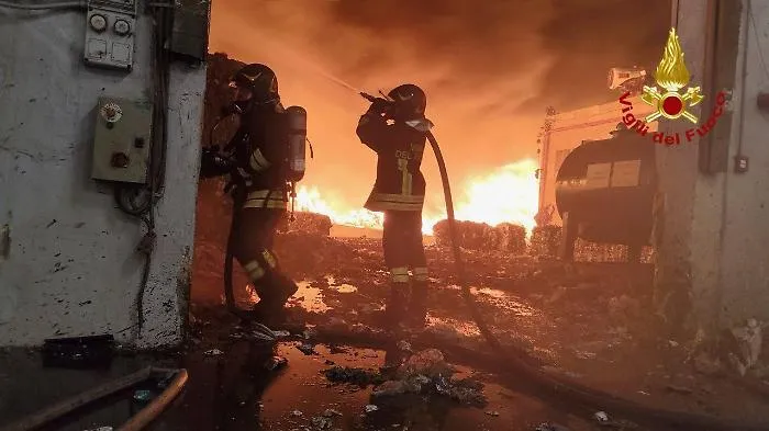Un rogo alla zona industriale, brucia un altro impianto di rifiuti. C'&egrave; una regia? 