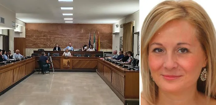 Aci Catena sfiducia la sindaca Margherita Ferro: comune in dissesto e governo commissariato