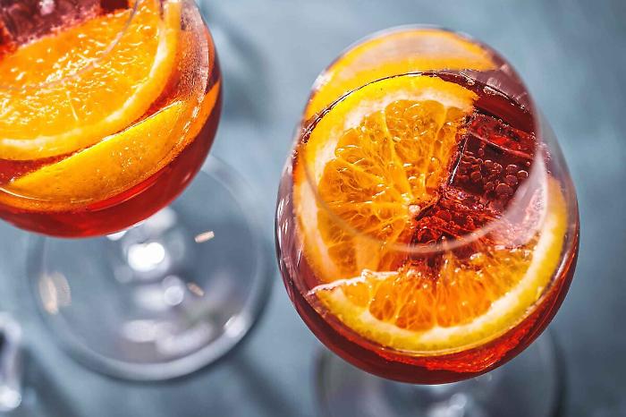 Estate tempo di "Spritz", tutti lo bevono ma nessuno conosce la vera storia del cocktail che ha conquistato il mondo
