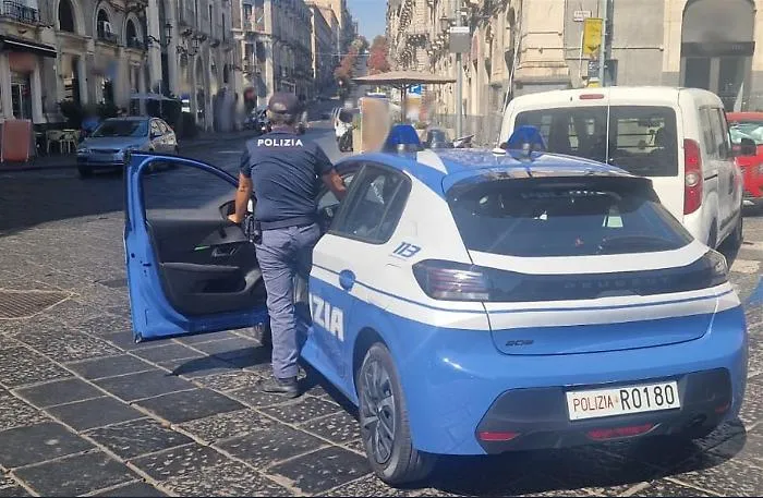 Ruba l'incasso alla titolare di una ferramenta, il marito lo di lei blocca in strada: arrestato