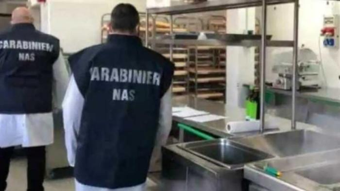Catania, oltre 600 chili di alimenti sequestrati in un ristorante: sospeso il laboratorio di pasticceria pieno di blatte, ragni e muffe