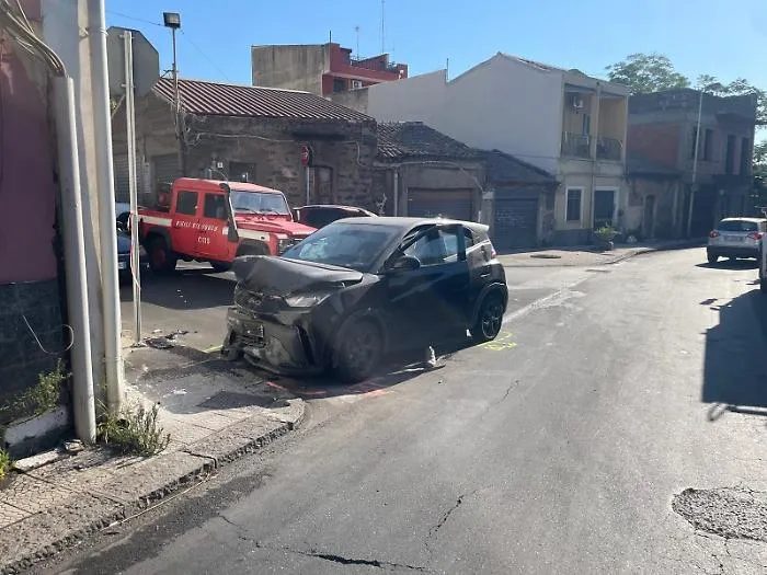 Perde il controllo dell'utilitaria e si schianta contro una facciata: ferito un 20enne