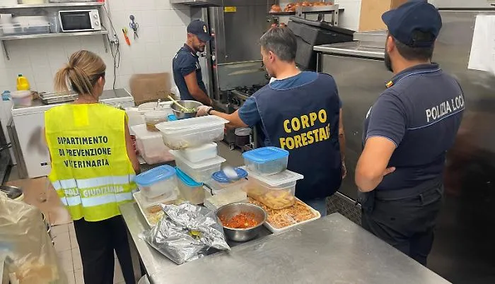 Catania, sequestrati e distrutti 210 chili di alimenti in un bar: non erano idonei alla commercializzazione