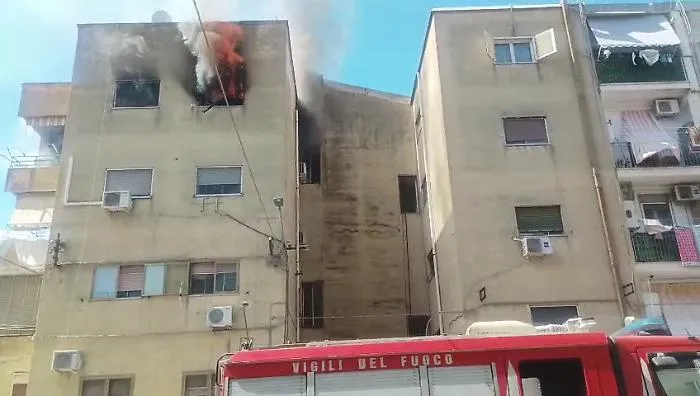 Incendio in palazzina popolare a Caltagirone: appartamento distrutto, un intossicato