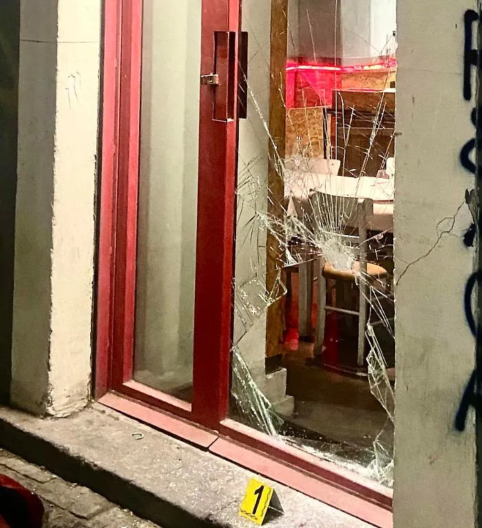Catania, spaccano la vetrata di un ristorante per rubare una cassa bluetooth: caccia al ladro (che si &egrave; ferito) 