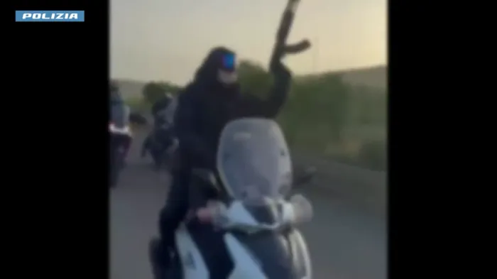 Kalashnikov alla corsa clandestina di cavalli a Palagonia: arrestato un giovane vicino al clan Cappello-Bonaccorsi