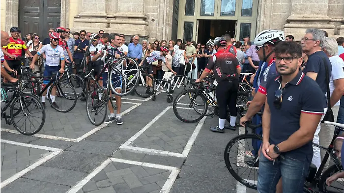 Un paese intero si &egrave; fermato oggi per l'ultimo saluto a Salvatore Cavallaro