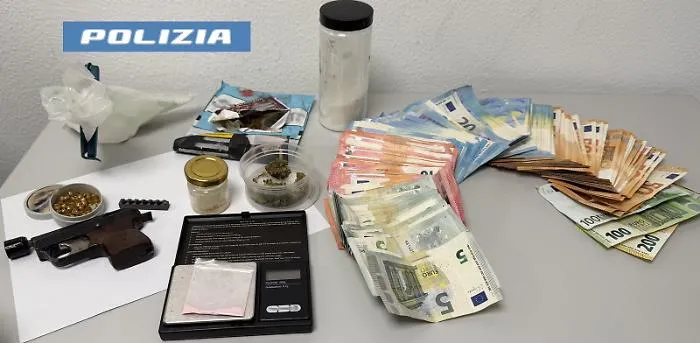All'anagrafe disoccupato, si dava un gran da fare ingegnandosi con armi "fantasma" e droga nel Catanese 