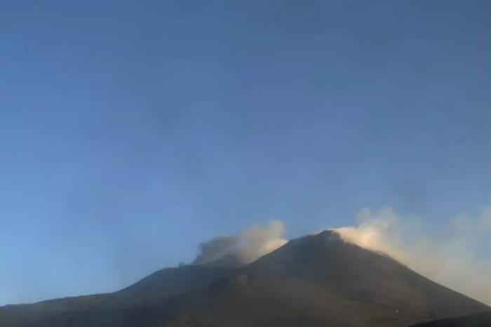 L'Etna rallenta: cenere confinata in quota e il VONA scende da rosso a arancione