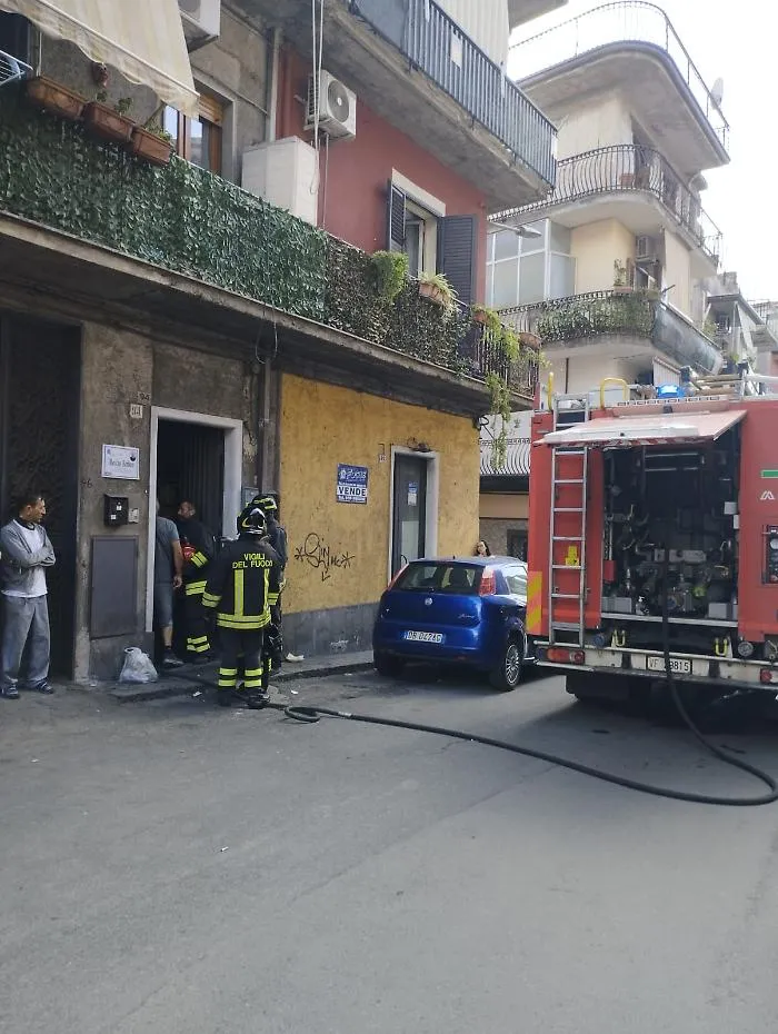 Patern&ograve;: anziana lascia contenitore con l'olio sul gas, incendio in un appartamento