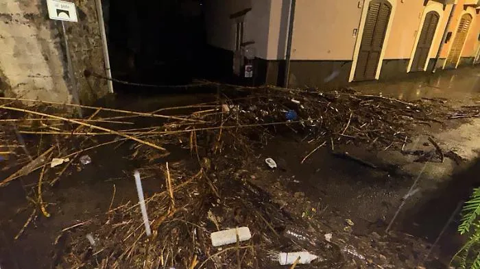 Ad Acireale allagamenti e tombini saltati, il sindaco: &laquo;Non possiamo eliminare il rischio, ma ridurne la pericolosit&agrave;&raquo;