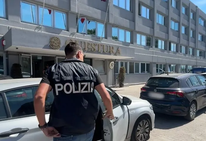 Fermato in scooter con droga e contanti: pusher recidivo denunciato a Catania