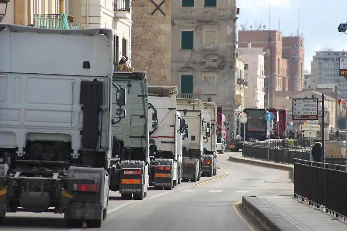 Caro carburanti, in Sicilia 15 milioni per gli autotrasportatori: come ottenere i rimborsi per il gasolio