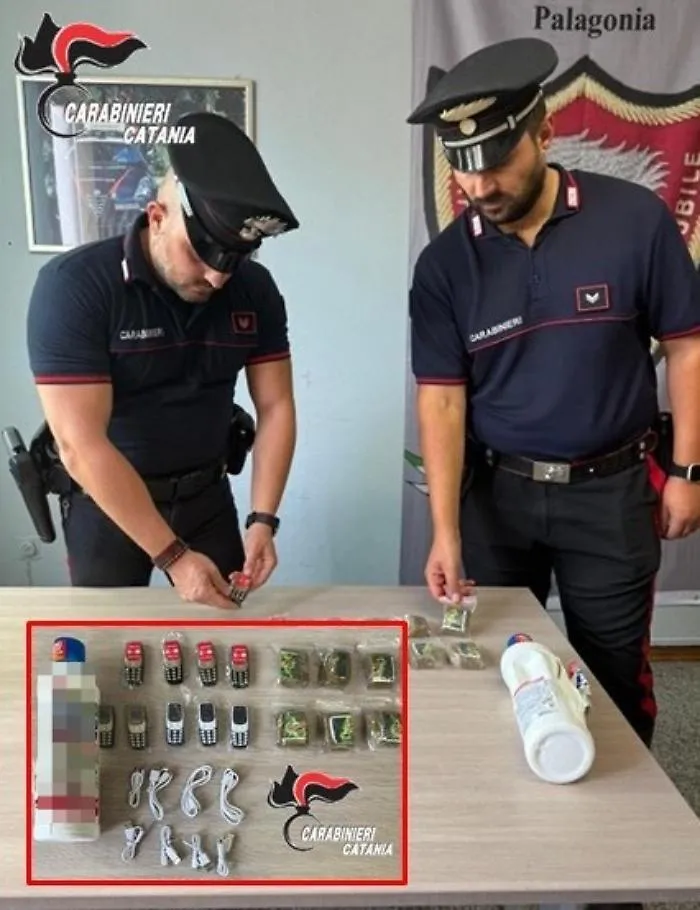 Mineo, arrestati padre e figlio: avevano oltre cinquecento dosi di hashish e microtelefoni in auto 