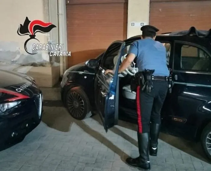 Gravina di Catania, sorpreso di notte con un coltello in auto: denunciato un 21enne
