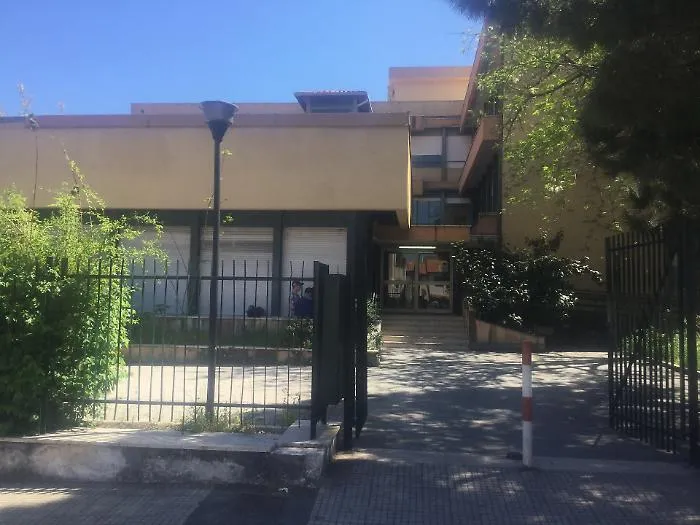 Solo due ore al giorno per prenotare visite e pagare il ticket: caos al poliambulatorio ex Inam di Giarre