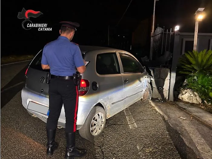 Si schianta contro un muro con l'auto che aveva appena rubato: denunciato