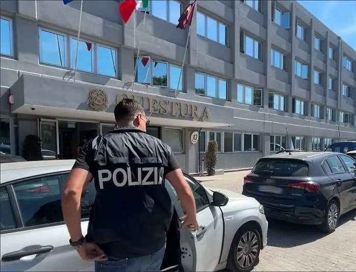 Drive-in dello spaccio smantellato a San Giovanni Galermo: due arresti e 58 dosi sequestrate
