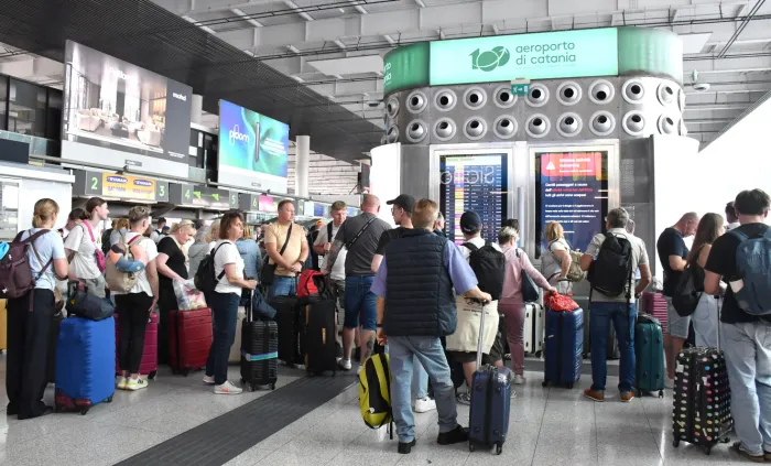 L'ombra dell'Etna su Catania:il difficile ritorno alla normalit&agrave; e il caos dello &ldquo;stop and go&rdquo; tra voli cancellati, dirottati e in ritardo