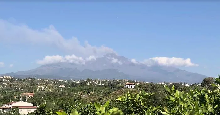 Cenere dall'Etna, l'avviso per l'aviazione scende ad arancione: aeroporto di Catania chiuso e riaperto in meno di un'ora