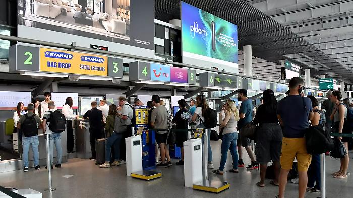 Aeroporto, l''Etna si "tranquillizza" ma  ora incombe lo sciopero dei controllori: nelle partenze qualche volo cancellato o in ritardo 