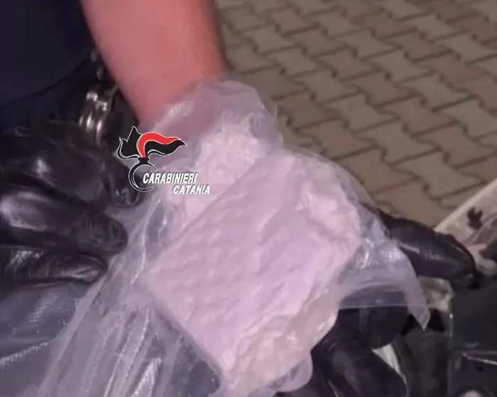 Oltre 300 grammi di cocaina pura nel vano motore: arrestati due giovani di Licata