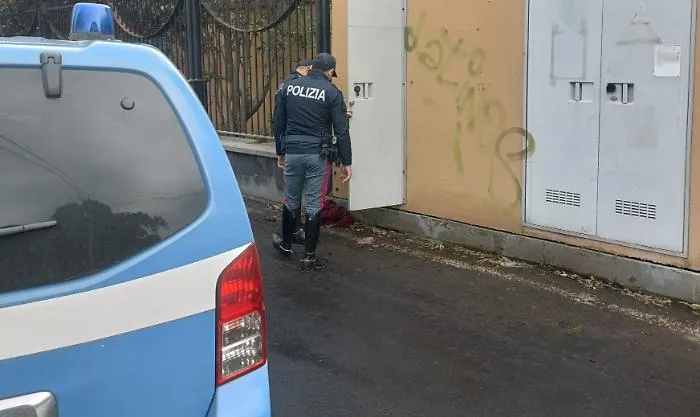 Evaso dai domiciliari per rubare cavi di rame: arrestato a Librino con la refurtiva e la tenaglia