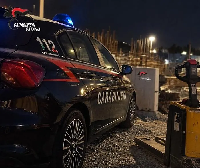 Ruba duemila euro di attrezzature da una ditta di Piano Tavola e si nasconde in campagna: preso