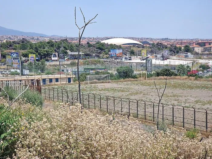 Il pallone sgonfiato: solo tre campi per migliaia di giovani atleti a Catania