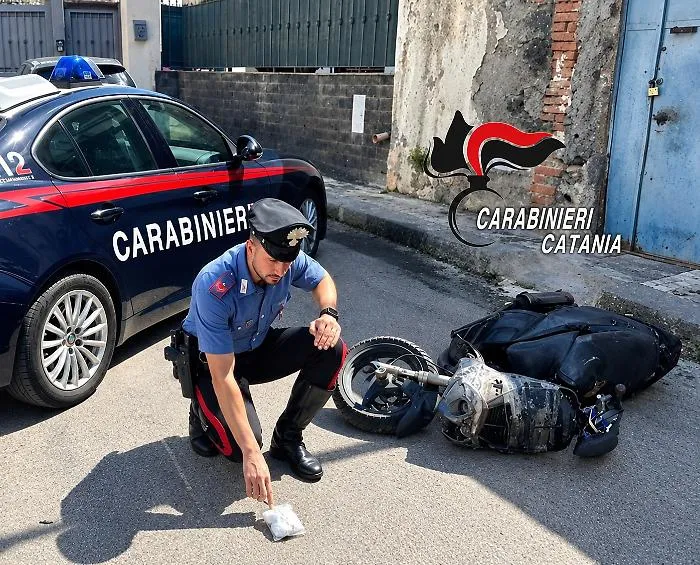 Inseguimento a piedi a Patern&ograve;: denunciato 20enne con hashish e 100 euro