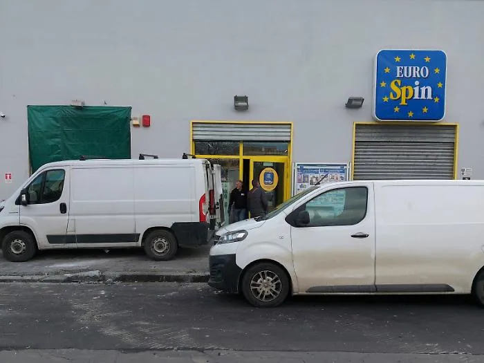 Colpo "grosso" all&rsquo;Eurospin: a Catania &egrave; caccia ai 4 banditi. La svolta dai filmati